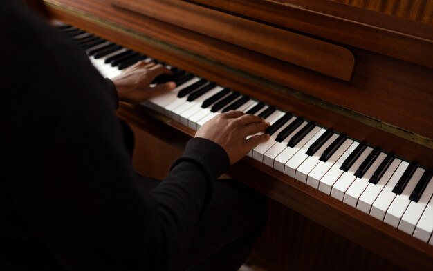 Музыкант, играющий на фортепиано, день джаза