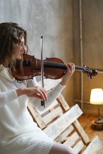 Free photo musician playing violin