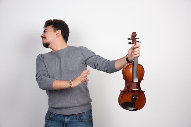 Musician plays violin and refuses to hear the critics.