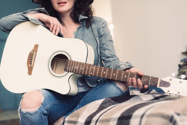 Foto gratuita musicista con chitarra bianca