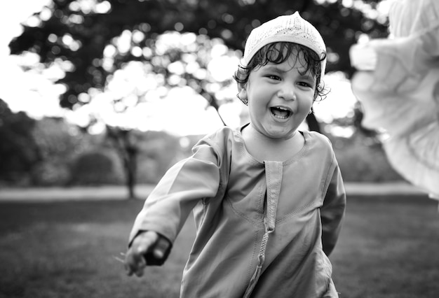 Бесплатное фото Мусульманский мальчик в парке
