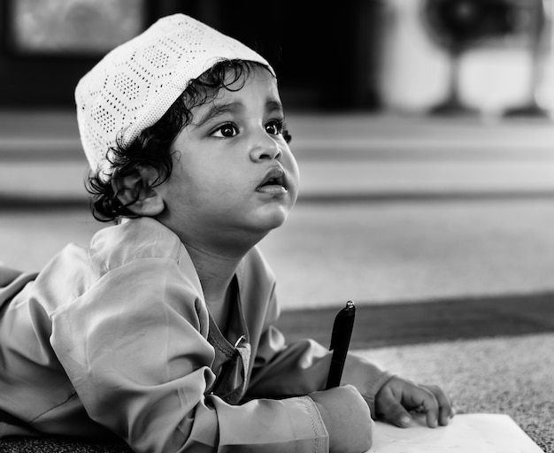 モスクの中で学ぶイスラム教徒の少年