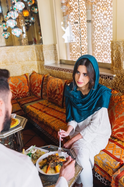 Free photo muslim couple talking in arab restaurant