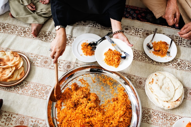 바닥에 저녁 식사 무슬림 가족