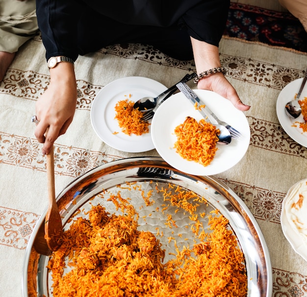 無料写真 イスラム教徒の家族は床に夕食を食べる