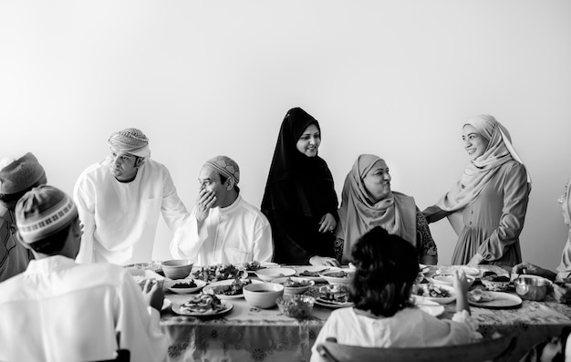免费照片穆斯林家庭拥有一个斋月盛宴