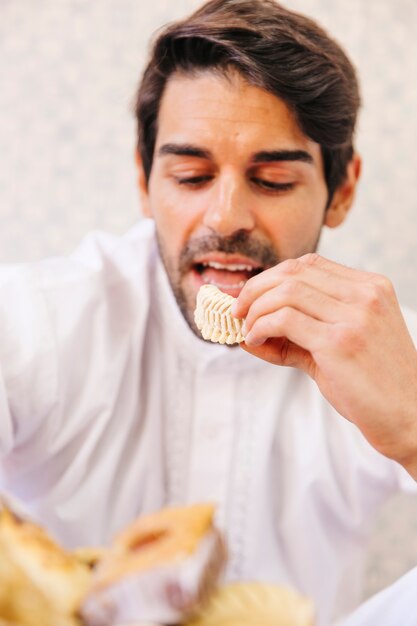 アラブ料理を食べるイスラム教徒の男