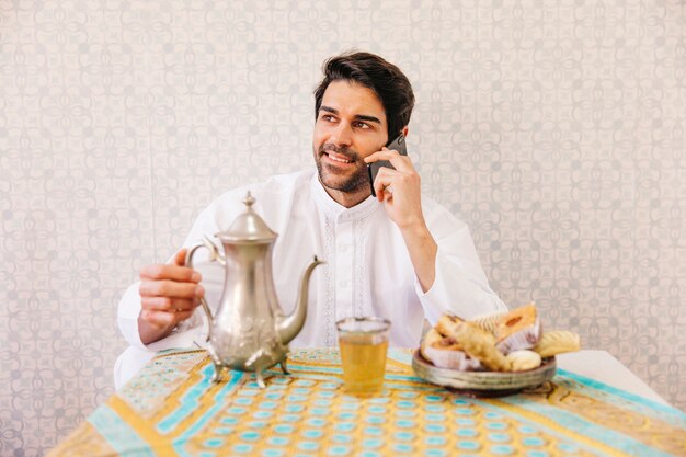 Foto gratuita uomo musulmano prendendo selfie