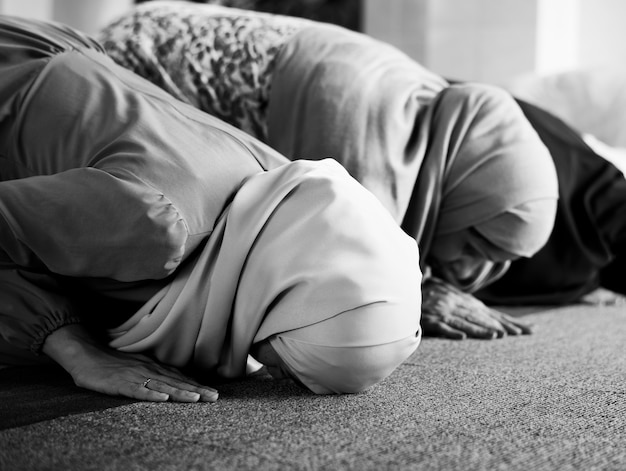 Sujud姿勢で祈っているイスラム教徒