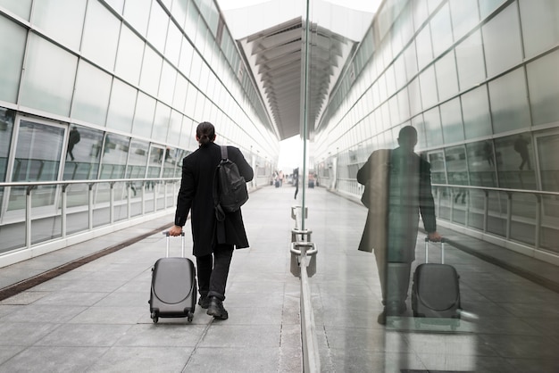 Foto gratuita persona musulmana che viaggia per la città