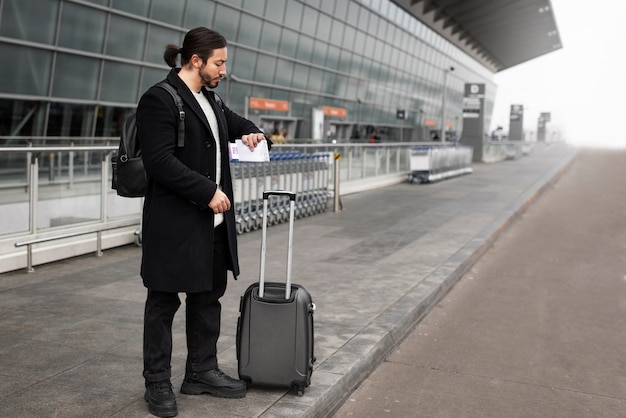 Foto gratuita persona musulmana che viaggia per la città