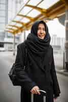 Foto gratuita persona musulmana che viaggia per la città