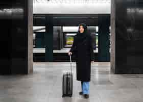 무료 사진 도시를 여행하는 이슬람 사람