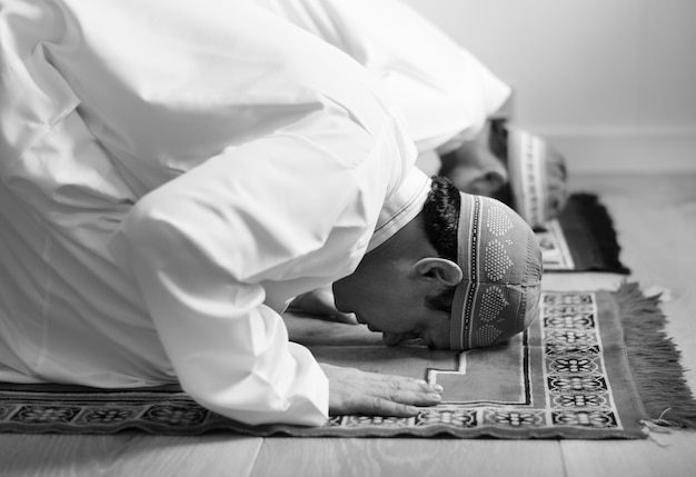 Мусульманин молится в позе Суджуда
