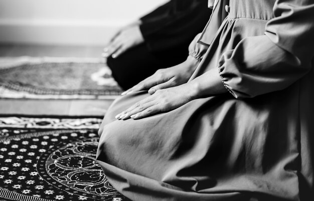 Мусульманин молится в позе Ташахуда
