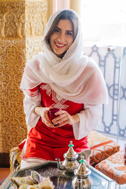 Мусульманская женщина в ресторане арабского