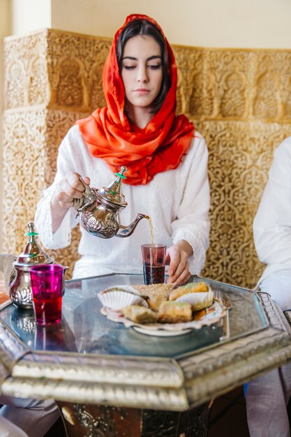 아랍 레스토랑에서 이슬람 여성
