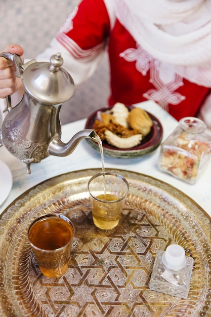 イスラム教徒の女の子が飲む