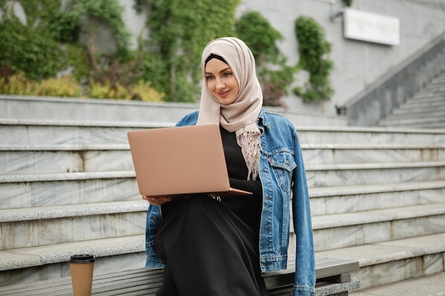 Free photo muslim woman in hijab in city street