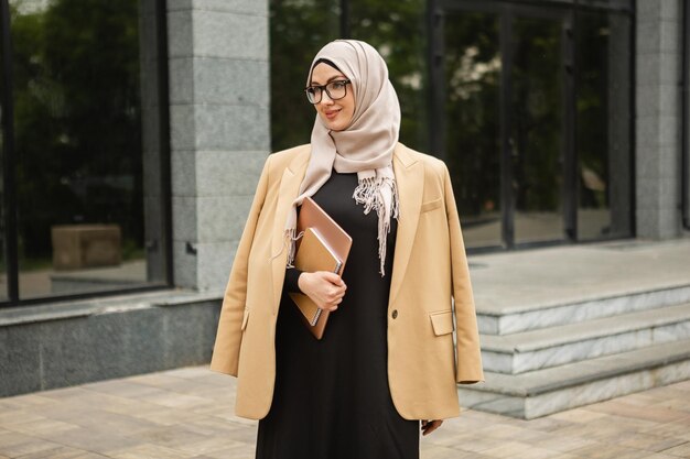 도시 거리에서 히잡을 쓴 이슬람 여성