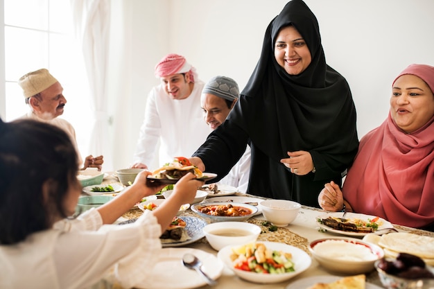 無料写真 ラマダンの饗宴で食べ物を共有するイスラム教徒の女性