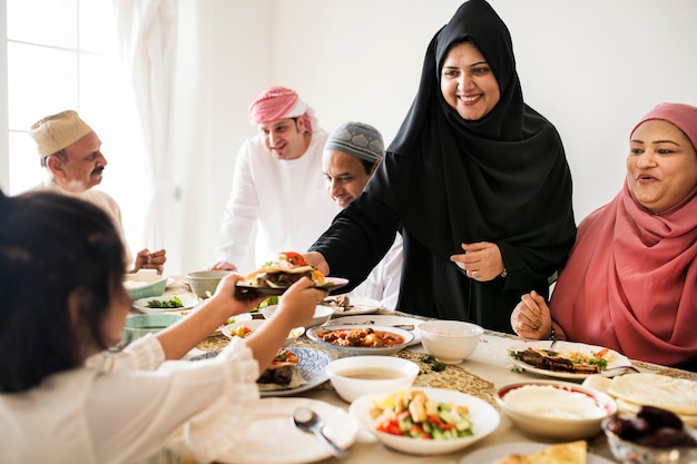 ラマダンの饗宴で食べ物を共有するイスラム教徒の女性