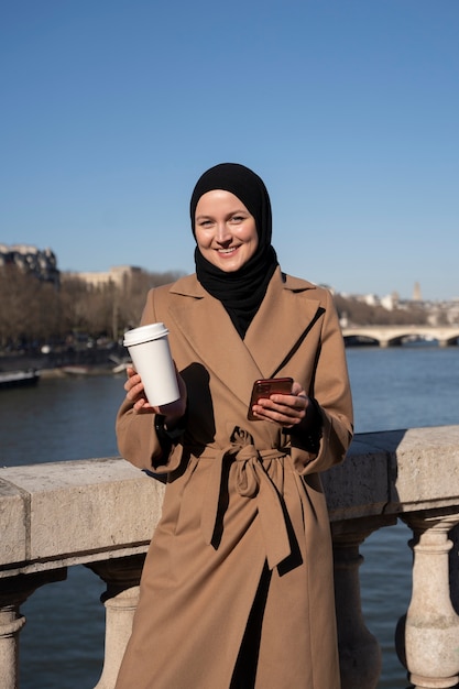 무료 사진 파리를 여행하는 이슬람 여성