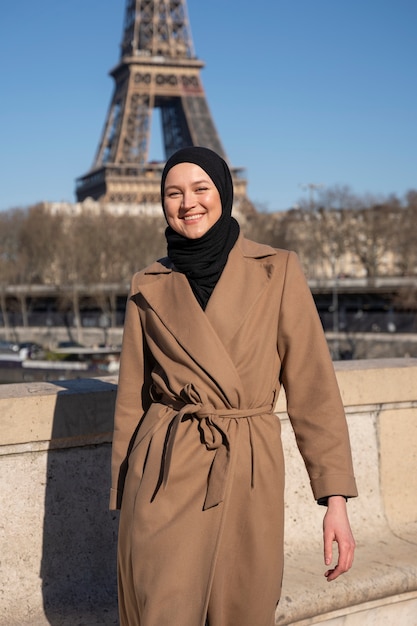 Foto gratuita donna musulmana in viaggio a parigi