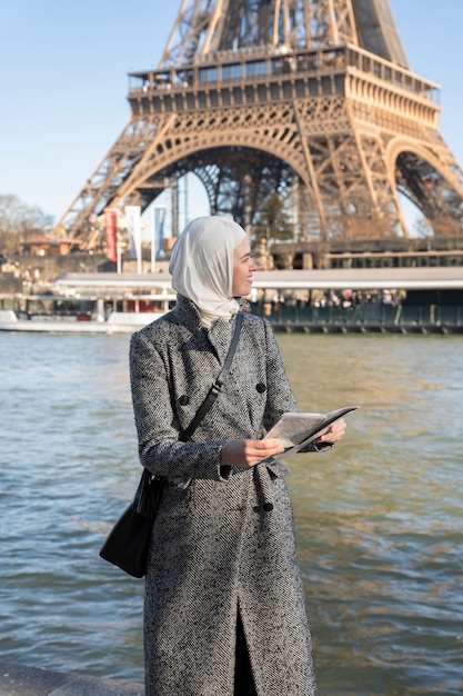 파리를 여행하는 이슬람 여성