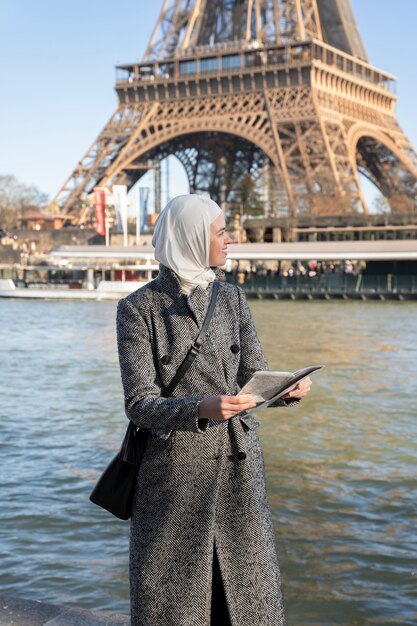 파리를 여행하는 이슬람 여성