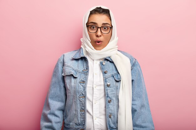 Мусульманская женщина в джинсовой куртке
