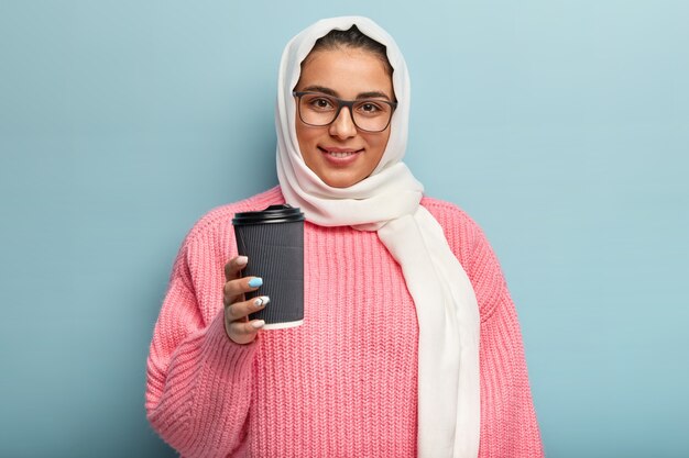 ピンクのセーターを着ているイスラム教徒の女性