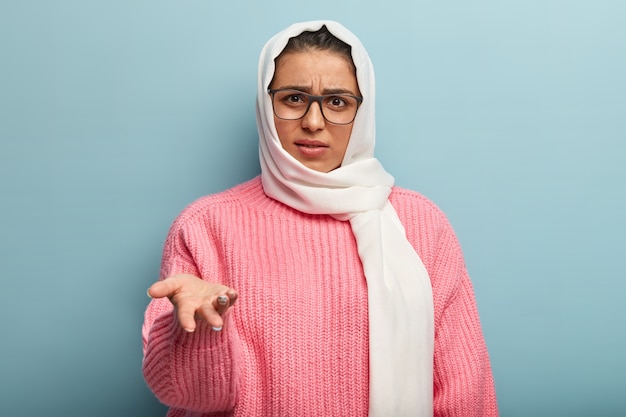 Free photo muslim woman wearing pink sweater