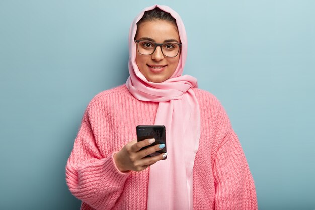 분홍색 스웨터를 입고 이슬람 여성