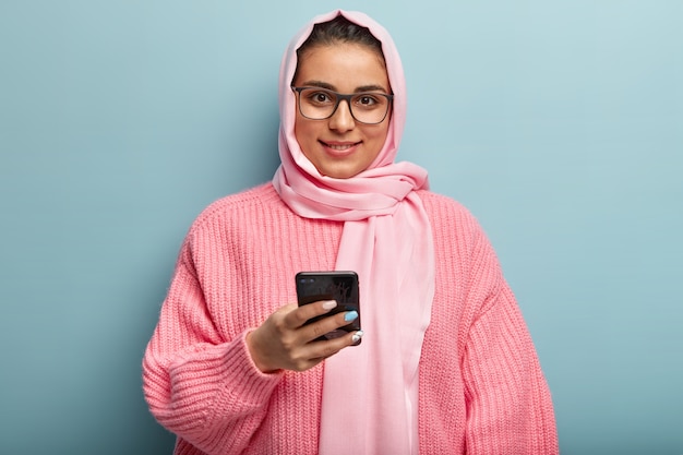 ピンクのセーターを着ているイスラム教徒の女性