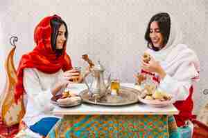 Foto gratuita donne musulmane che bevono tè