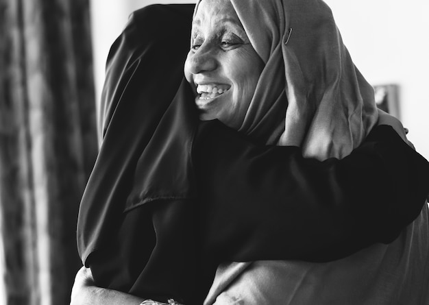お互いを抱き合っているイスラム教徒の女性