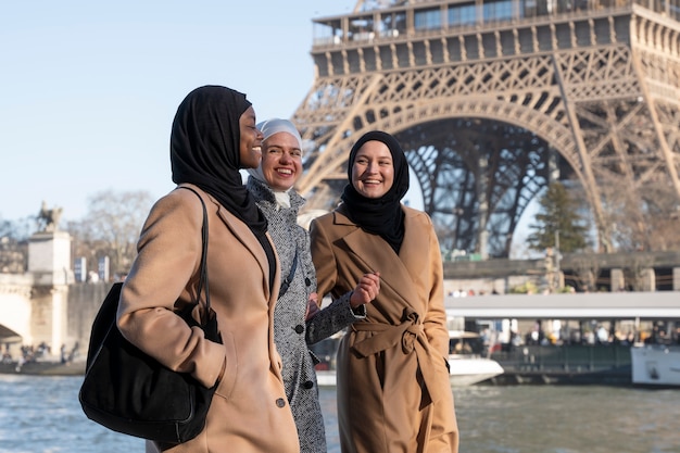 一緒にパリを旅行するイスラム教徒の女性