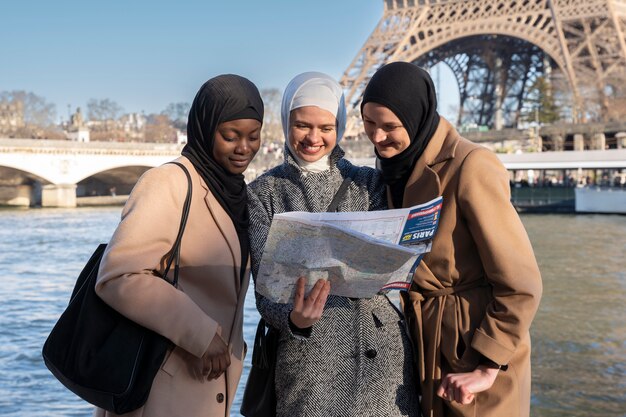 一緒にパリを旅行するイスラム教徒の女性