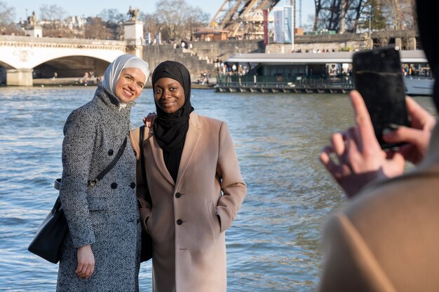 파리에서 함께 여행하는 이슬람 여성