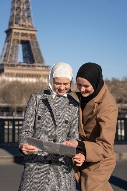 一緒にパリを旅行するイスラム教徒の女性