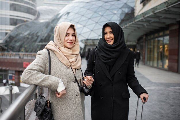 一緒に旅行するイスラム教徒の女性