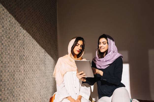 태블릿을 사용하는 무슬림 여성