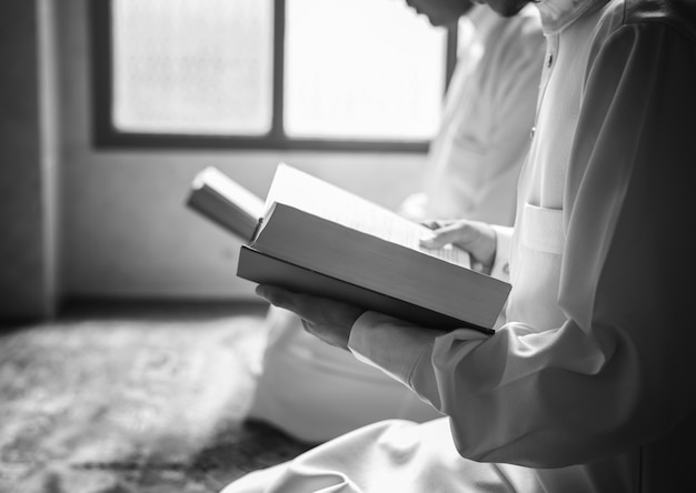 Musulmani che leggono dal corano