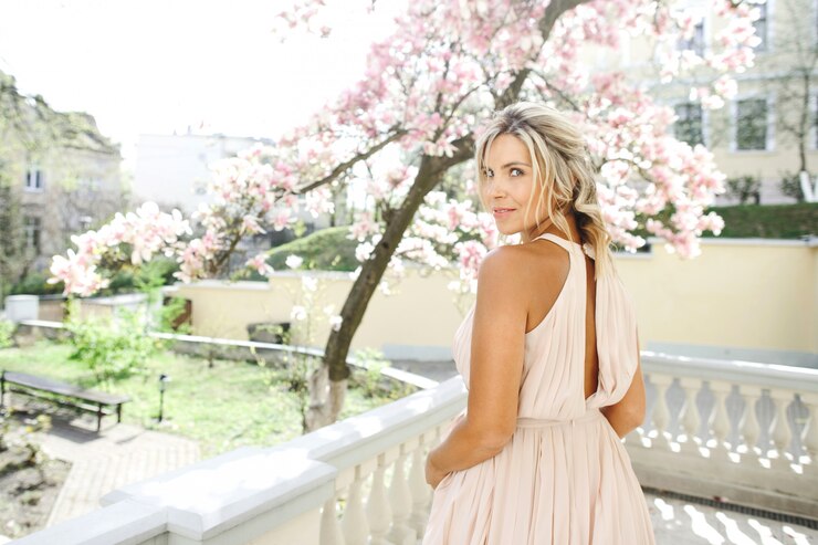 Free Photo the mysterious blond girl in a white dress looks over her shoulder