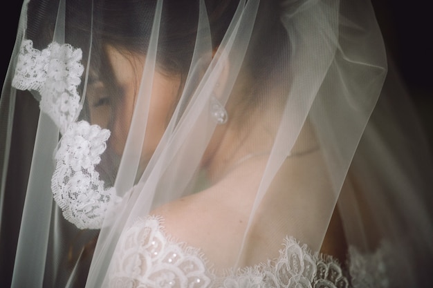 Foto gratuita ritratto misterioso di una sposa nascosta sotto il velo