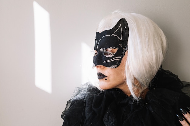 Free photo mysterious woman in cat mask