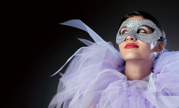 Misteriosa donna con maschera di carnevale