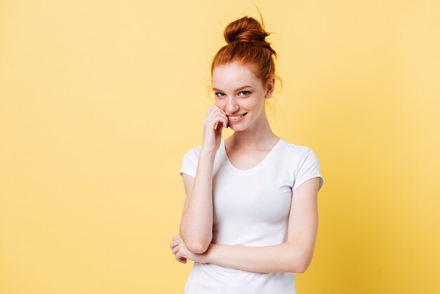 Tシャツの謎の生姜女性が彼女の指を噛む