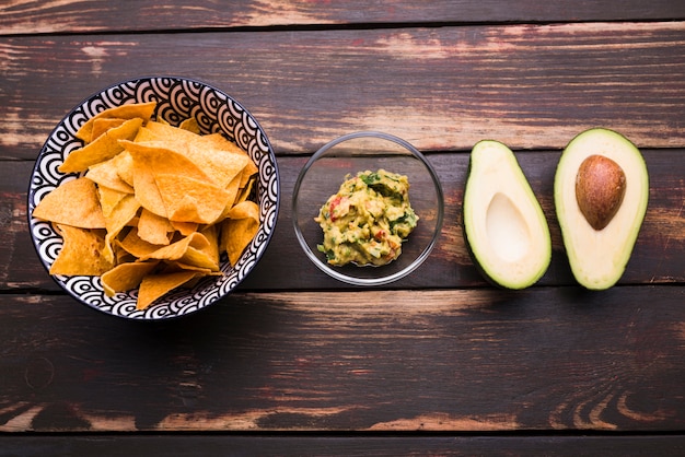 Foto gratuita nachos vicino a guacamole e avocado